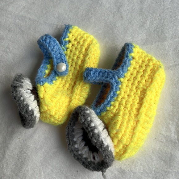 Despicable Me Minions Crochet Baby Shoes - Picture 3 of 5
